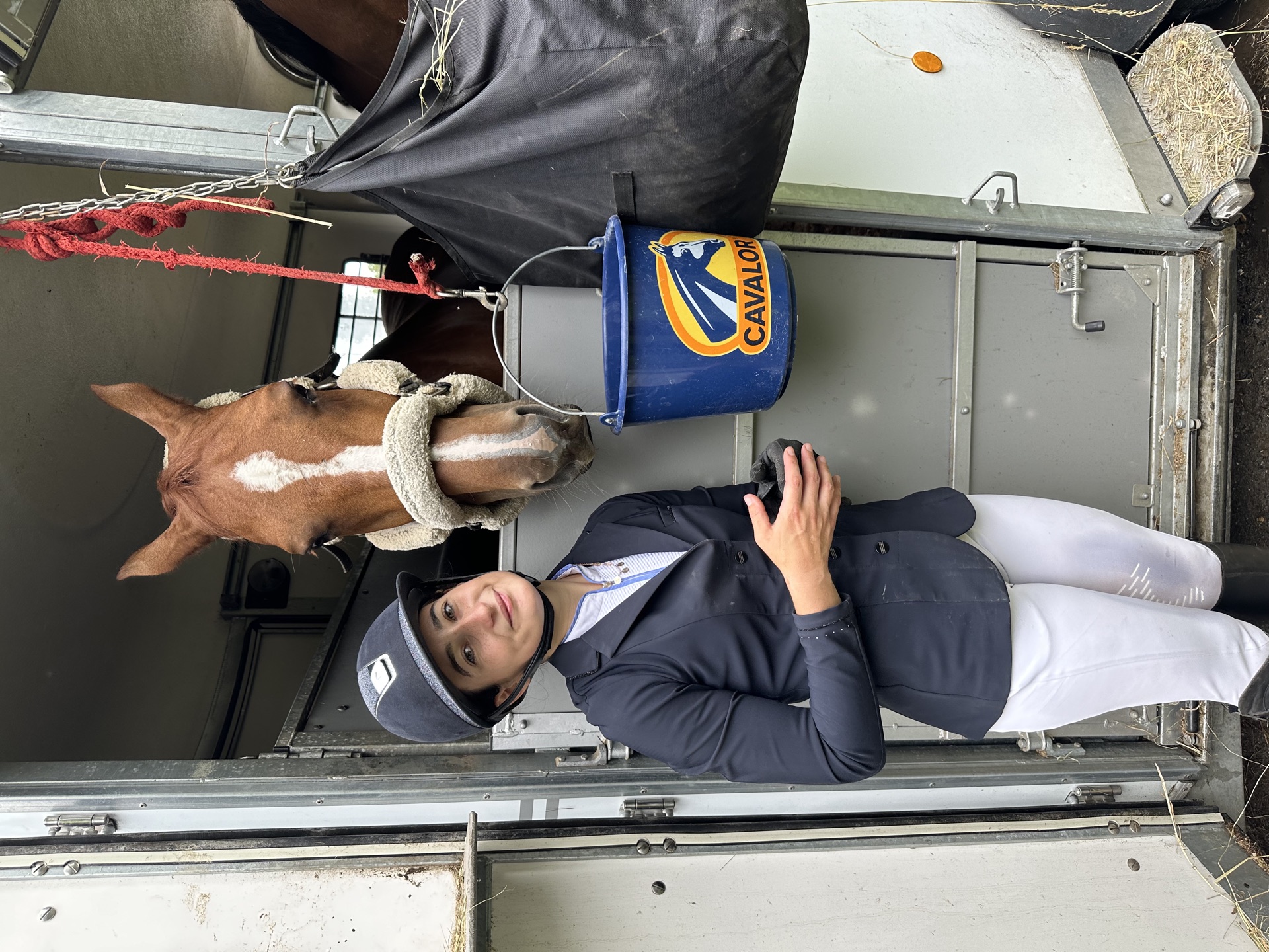 Jeune cavalière avec son cheval au van